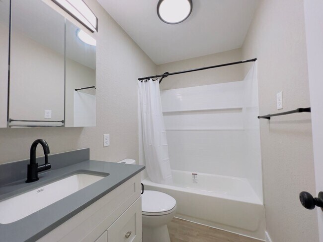 Building Photo - Newly Remodeled 4 Bedroom/1 Bathroom Home