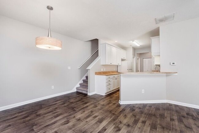 Building Photo - Beautiful town home in the quiet Towne Park community!!