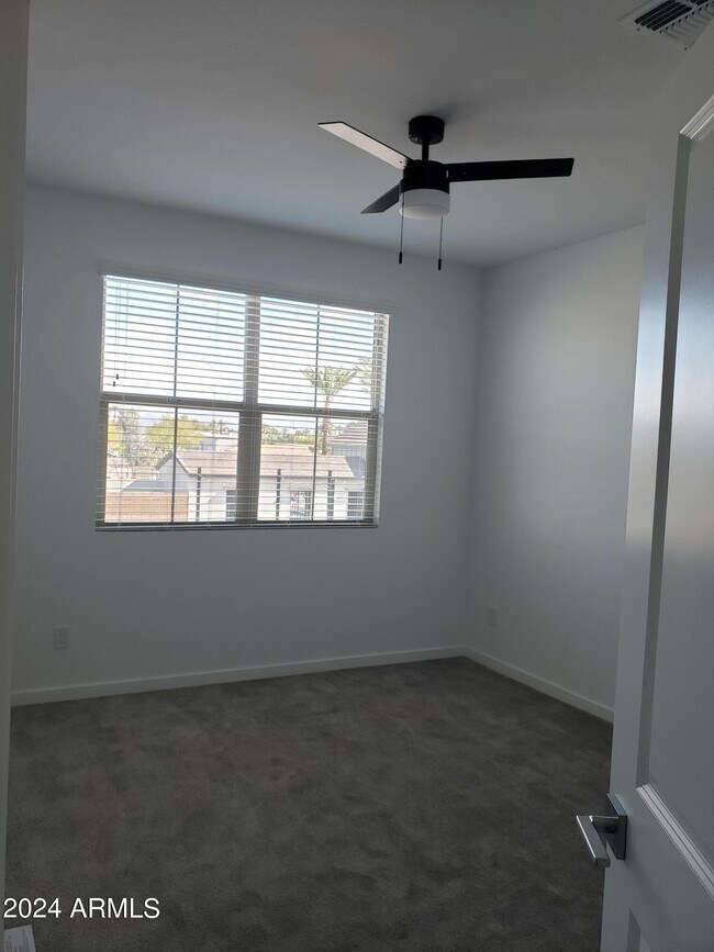 Building Photo - 1315 W Crane Dr