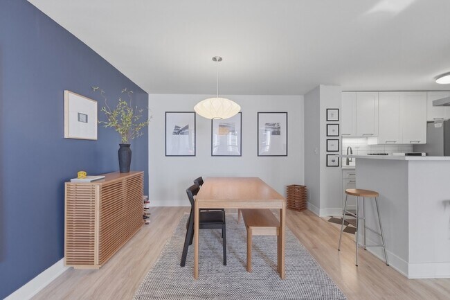 Building Photo - 2626 N Lakeview Ave