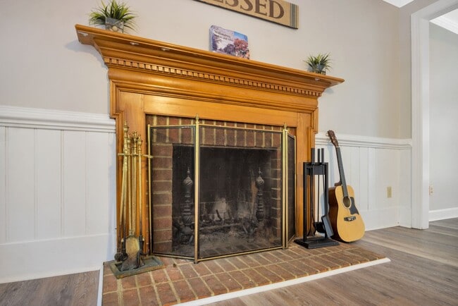 Building Photo - Beautifully Refreshed 4 Bedroom 3 Bath Col...