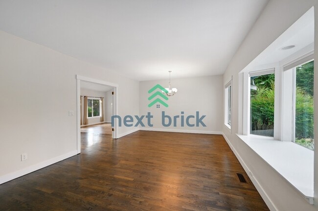 Building Photo - "Charming Bellevue 4-Bed Oasis with 2 Baths - Spacious 1560 Sq Ft Retreat!"