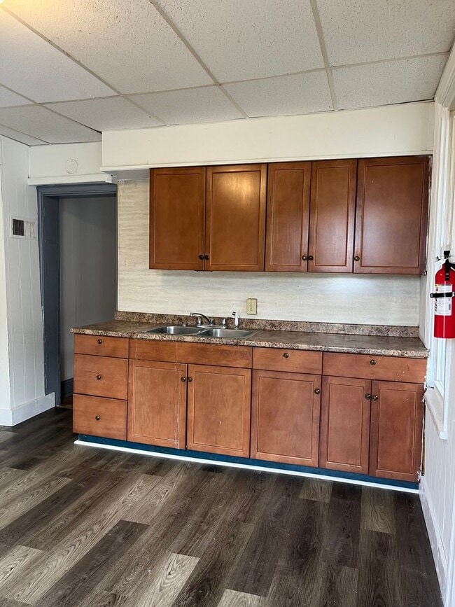 Building Photo - Large 4 Bedroom, 1 Bathroom in Columbia!