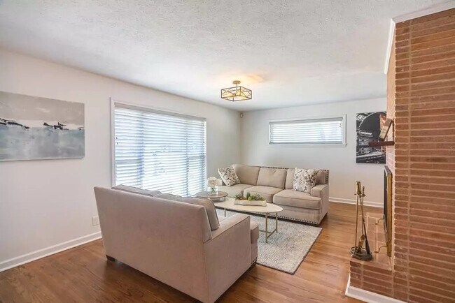 Building Photo - 614 Camellia St N E