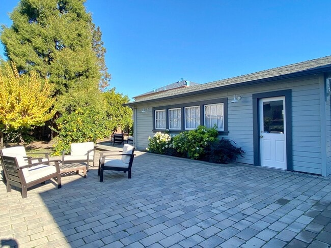 Building Photo - Updated Bungalow located in Downtown Redwood City & 15 miles from SF International Airport