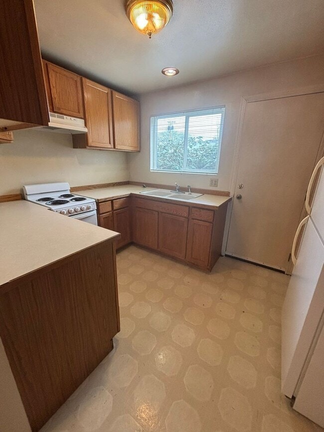 Building Photo - 462 W 11th Alley