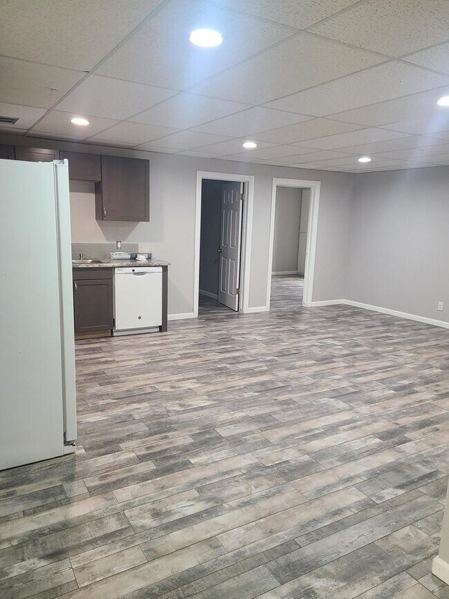 Building Photo - 17th St 6 Plex