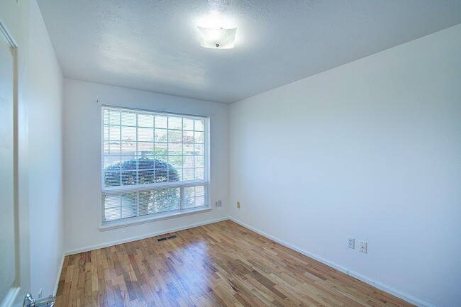 Building Photo - 4Bd/2Ba Kent Home