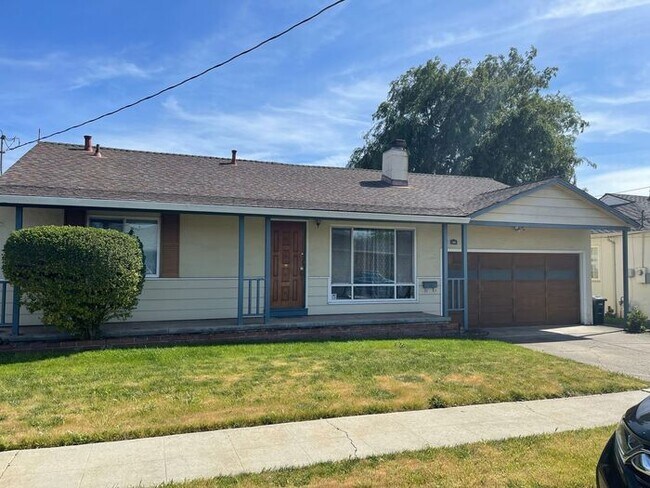 Primary Photo - 3 bedrooms, 1 baths, 2 car garage and larg...