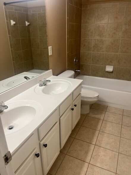 Building Photo - 2530 Sandown Ct