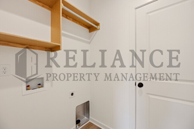 Building Photo - 5243 N Pinecrest Ct