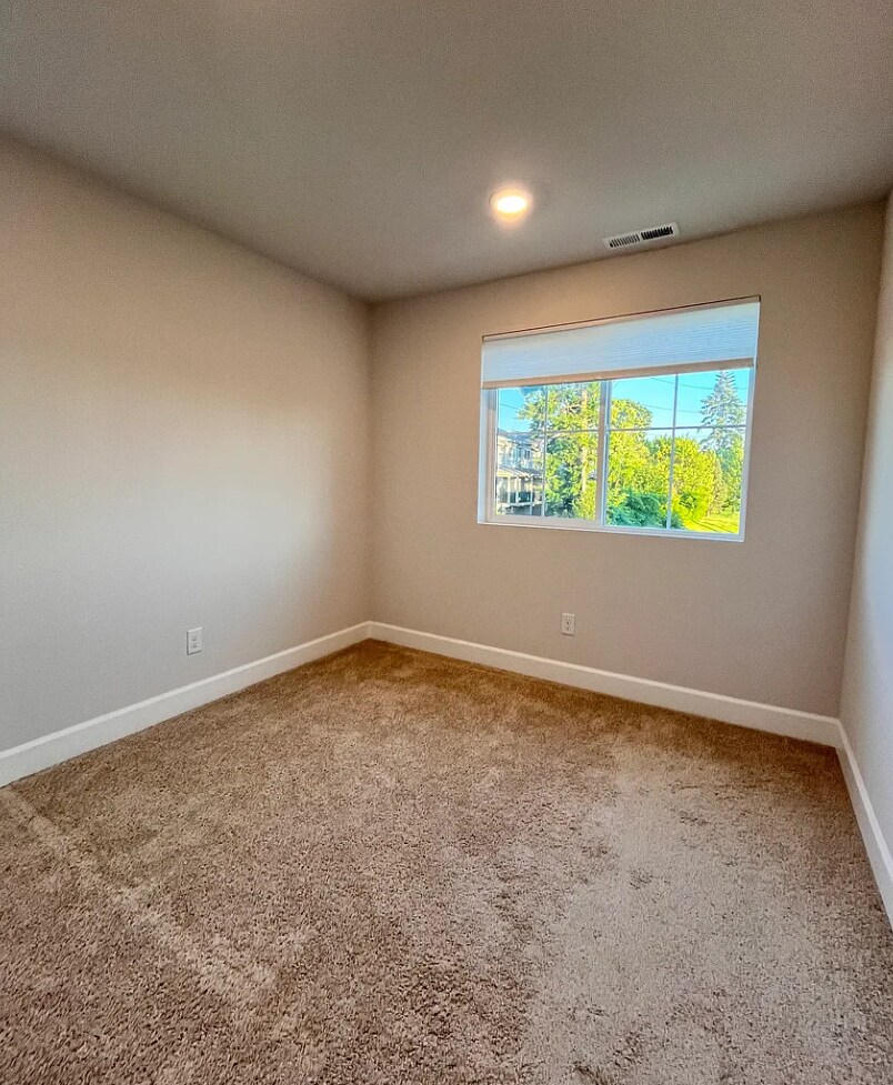 Building Photo - 17009 SW Friendly Ln