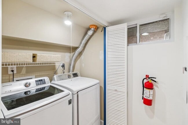 Building Photo - 3318 Blaine St NE