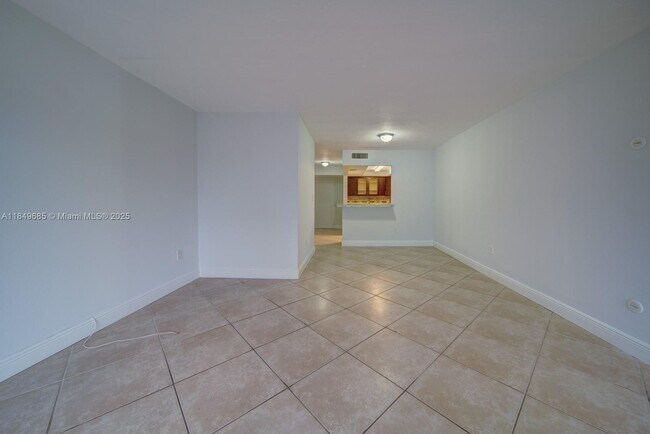Building Photo - 9371 Fontainebleau Blvd