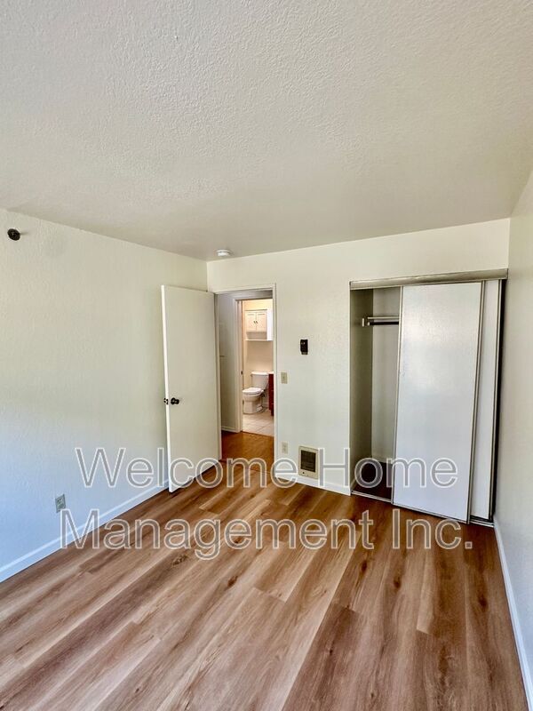 Building Photo - 695 Bristol Dr