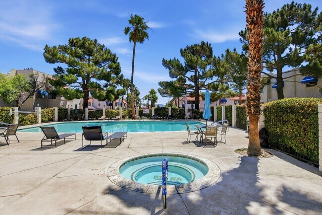 Building Photo - Upgraded 2 bedroom 2 bath upstairs condo 1 WEEK FREE RENT