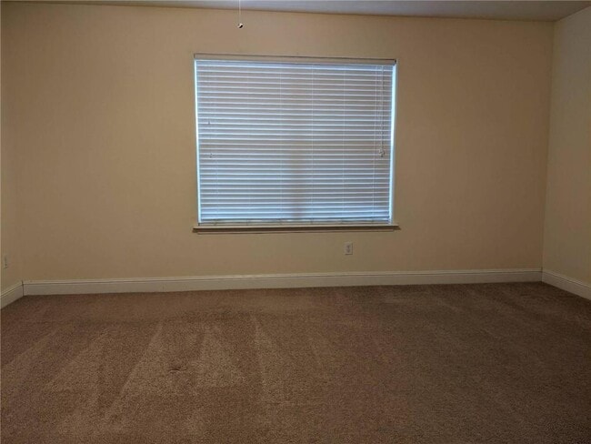 Building Photo - 560 Dogwood St