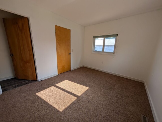 Building Photo - Huge Orchards House - Beautiful Updates