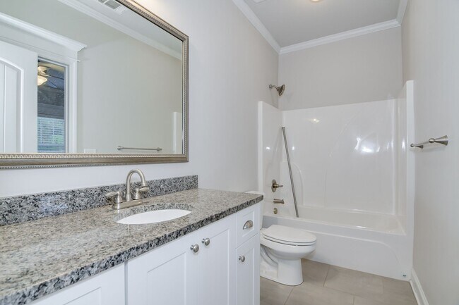 Building Photo - Large House in Grovetown!