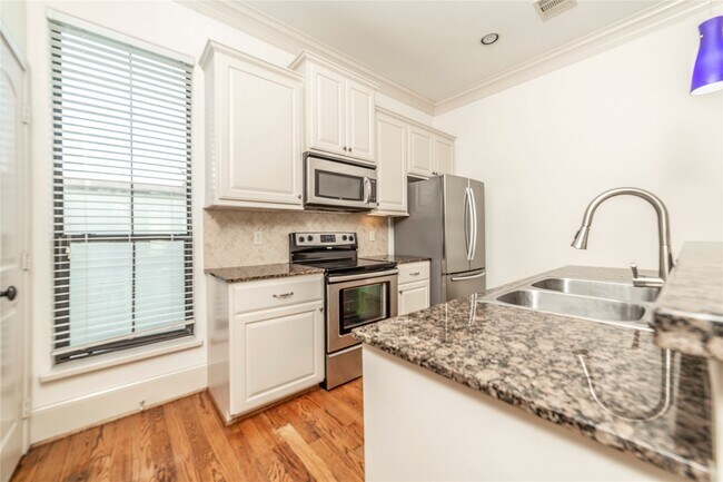 Building Photo - 3123 Fairdale Oaks E