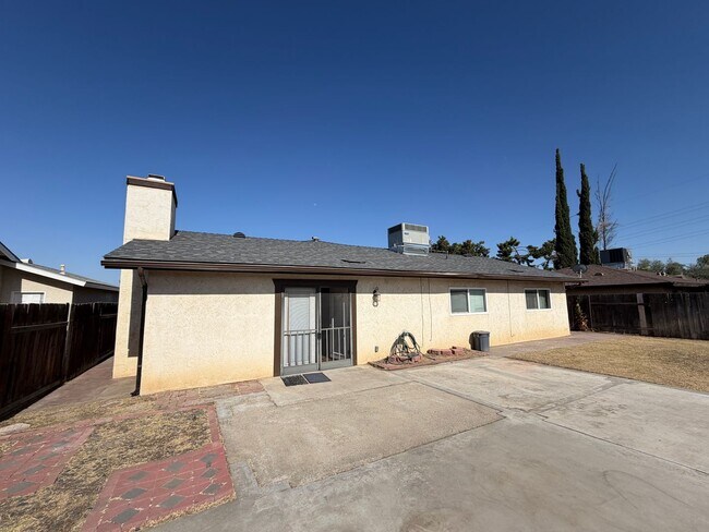 Building Photo - Wow Check out this 3 BD 2 BA SW Charmer near White Ln & Akers Road