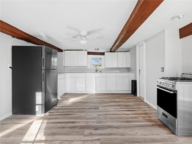 Building Photo - 1382 Hope St