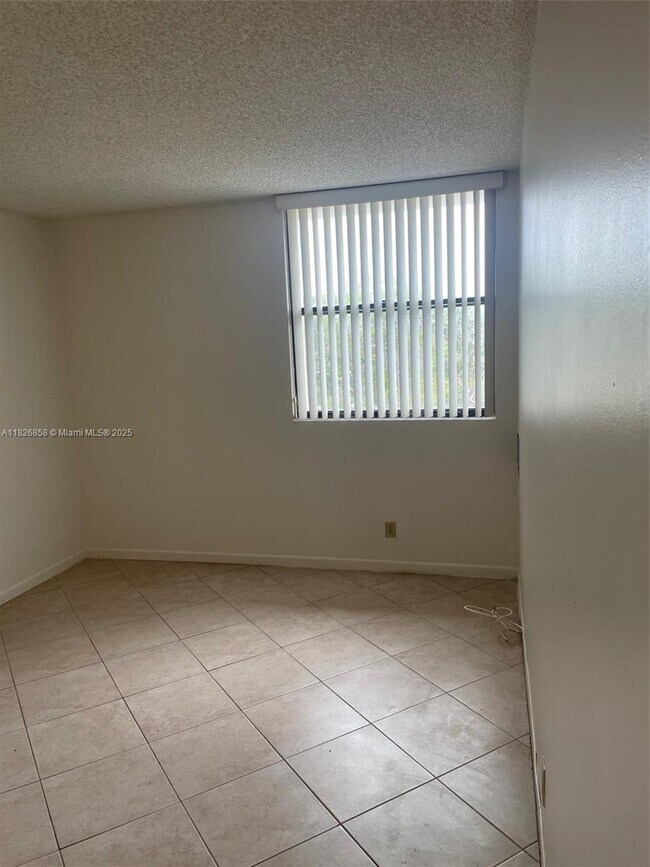 Building Photo - 2771 Riverside Dr