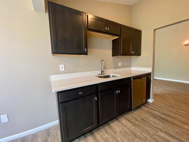 Kitchen/Quartz Countertops - 300 Blue Water Ct