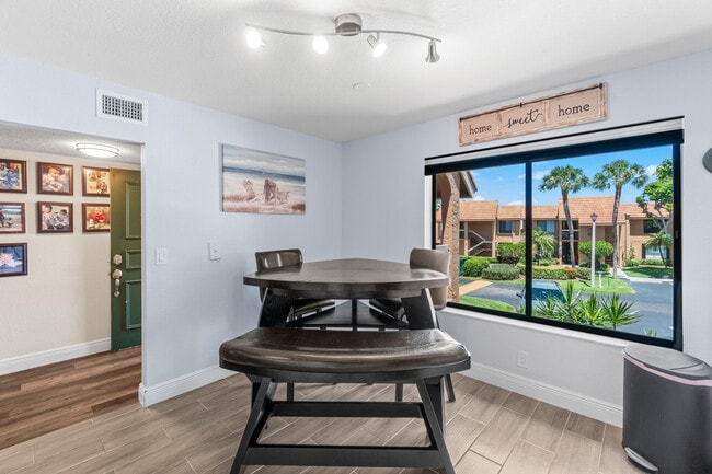 Building Photo - 11255 Green Lake Dr