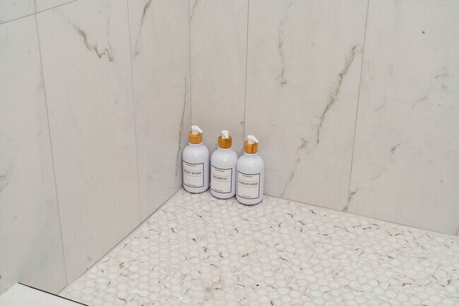 Building Photo - 1941 W Augusta Blvd