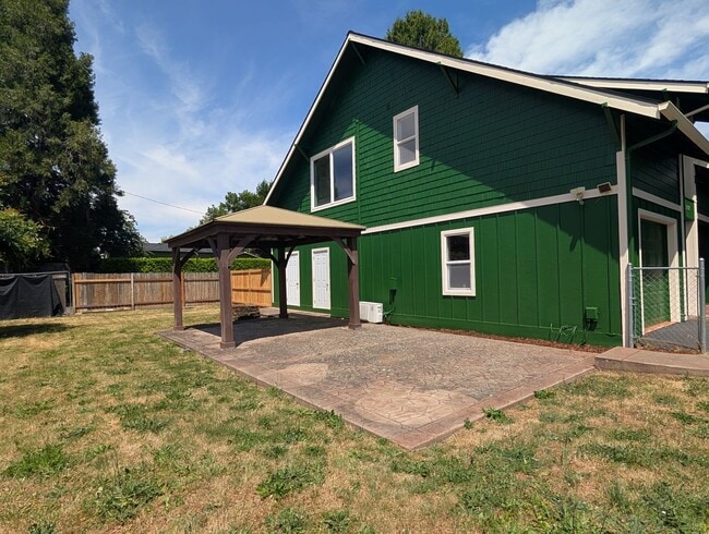 Building Photo - Great 2bed/1bath Duplex with large yard!