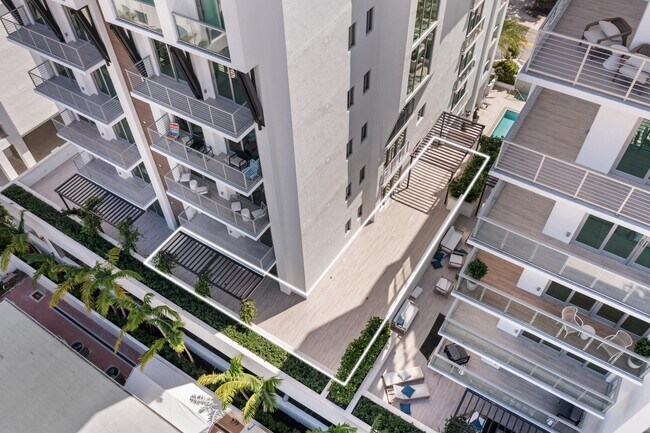 Building Photo - 485 E Royal Palm Rd