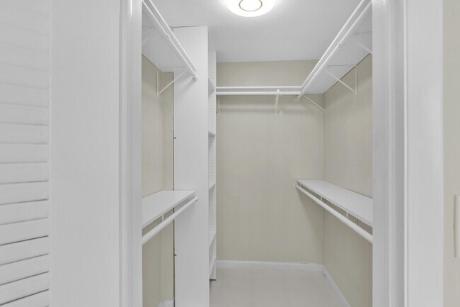 Building Photo - 1050 Hillsboro Mile