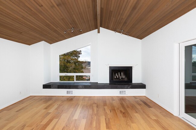 Building Photo - Top Floor 2 BD 2 BA Redmond Condo with Vau...