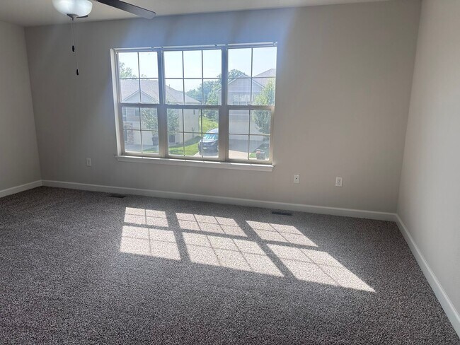 Building Photo - 3 Bed | 2.5 Bath | 2 Car Garage Townhome in Grain Valley w/ Special