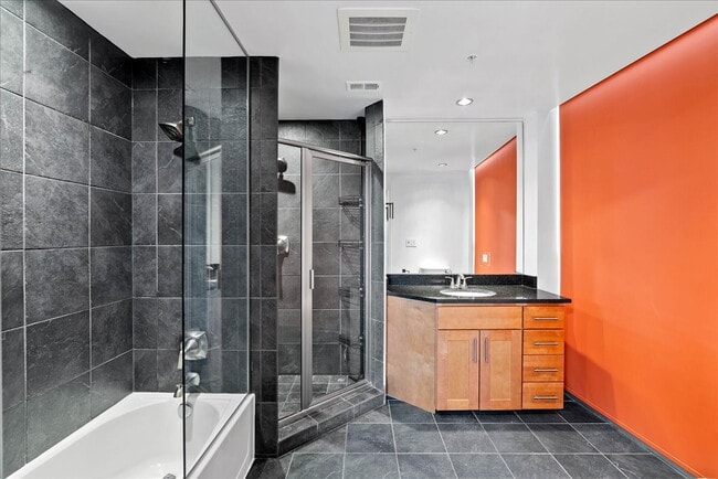 Building Photo - Experience Luxury Living in the Heart of C...