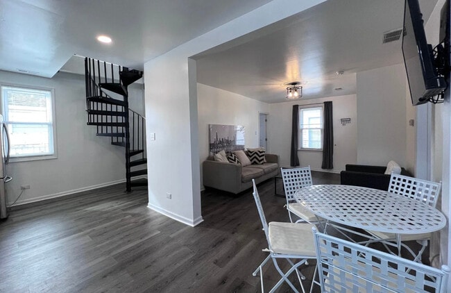 Building Photo - 4358 N Oak Park Ave