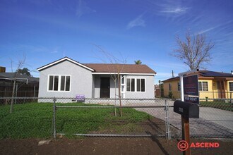 Building Photo - Adorable 4 Bedroom Bungalow!