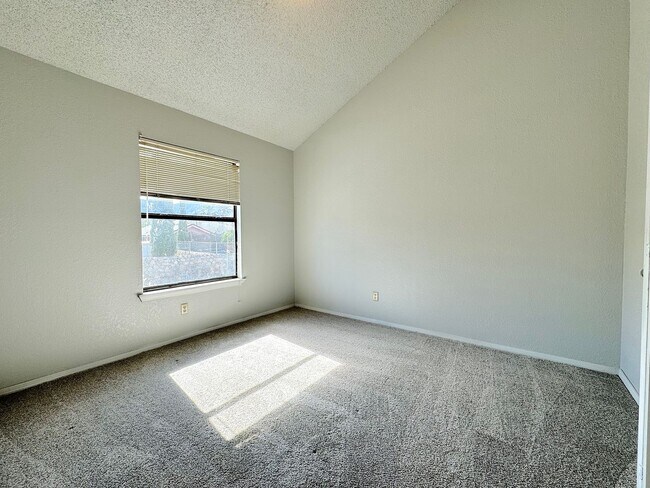 Building Photo - Northeast El Paso 3Bed/2Bath Refrig A/C