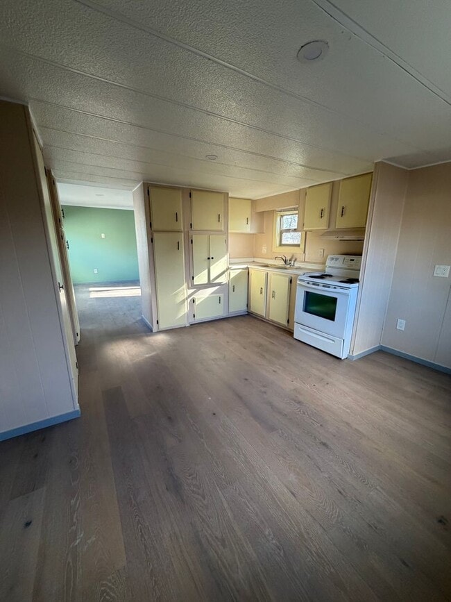 Building Photo - Newly Remodeled Manufactured Home