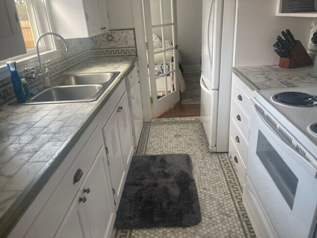 Building Photo - Remodeled and Furnished