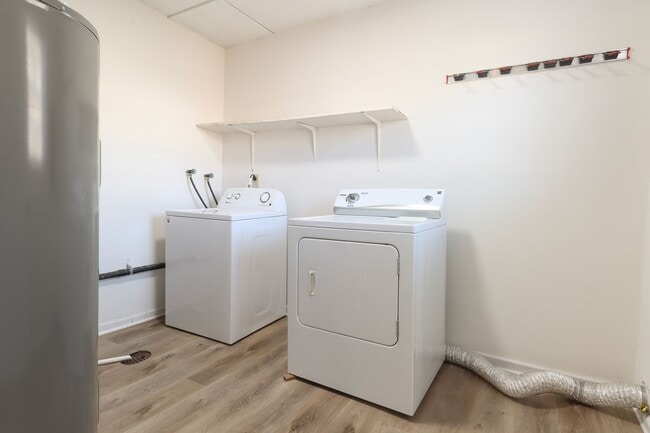 Building Photo - 1304 Essex Ct