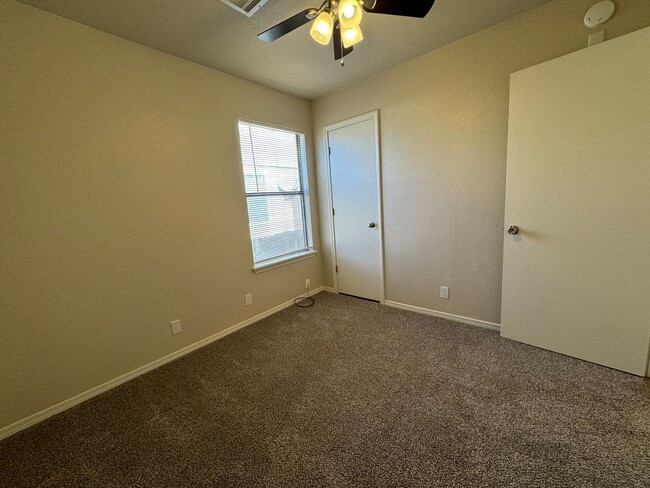 Building Photo - Gorgeous 3 bedroom 2 bathroom home