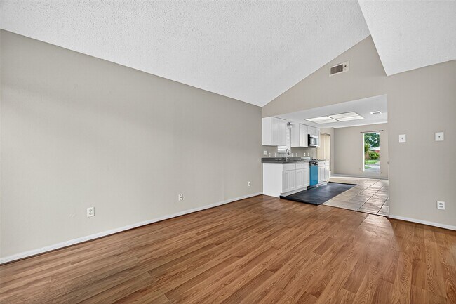 Building Photo - 2042 Hilton Head Dr