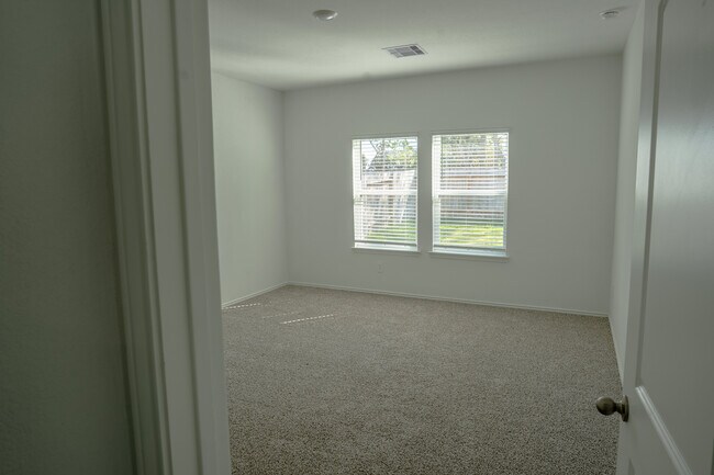 Building Photo - 5746 Hampton Vly Dr
