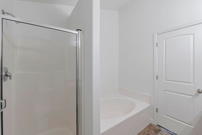 Building Photo - Bright Townhouse in Saratoga Springs w attached 2 car garage