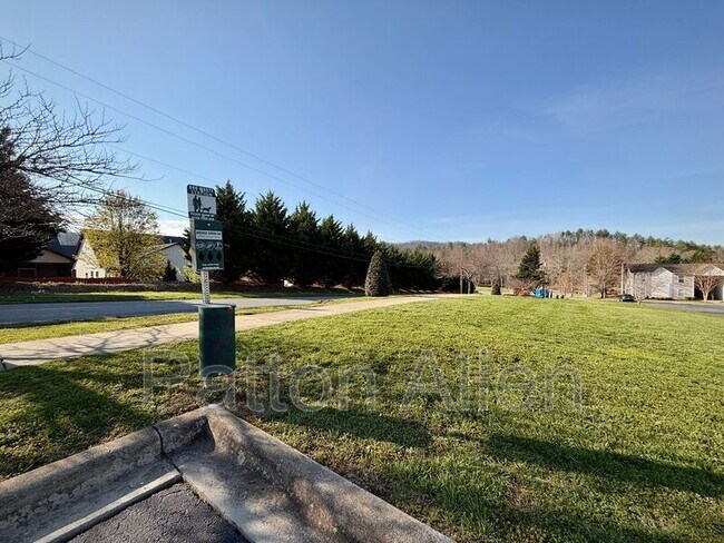 Building Photo - 10 Zell Ln