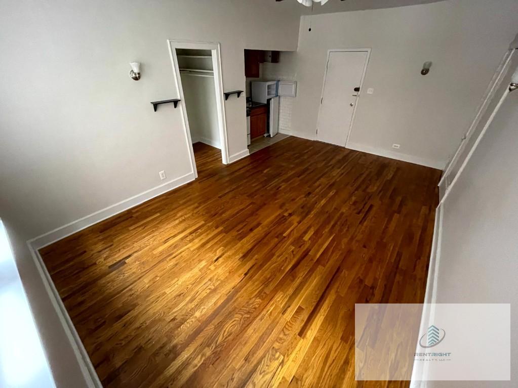 Building Photo - 4915 W Belle Plaine Ave