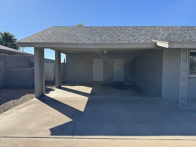 Building Photo - Mid Century and Mountain Views