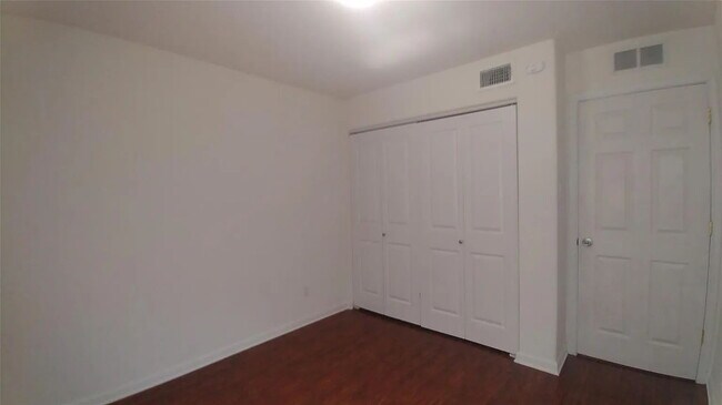 Building Photo - "Charming 1-Bedroom Condo Retreat in San Marcos – Perfect Comfort in 500 Sq Ft!"